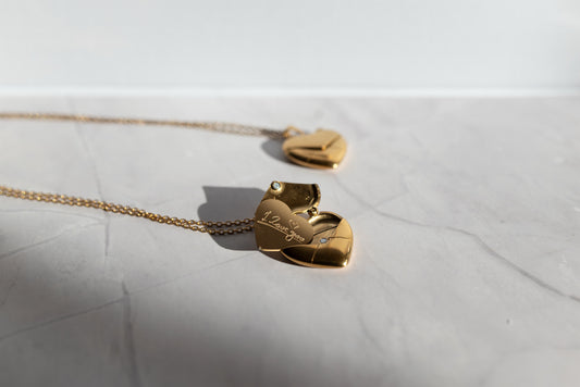 RELICARIO CORAZÓN CON BAÑO DE ORO 18 KT Y MENSAJE OCULTO