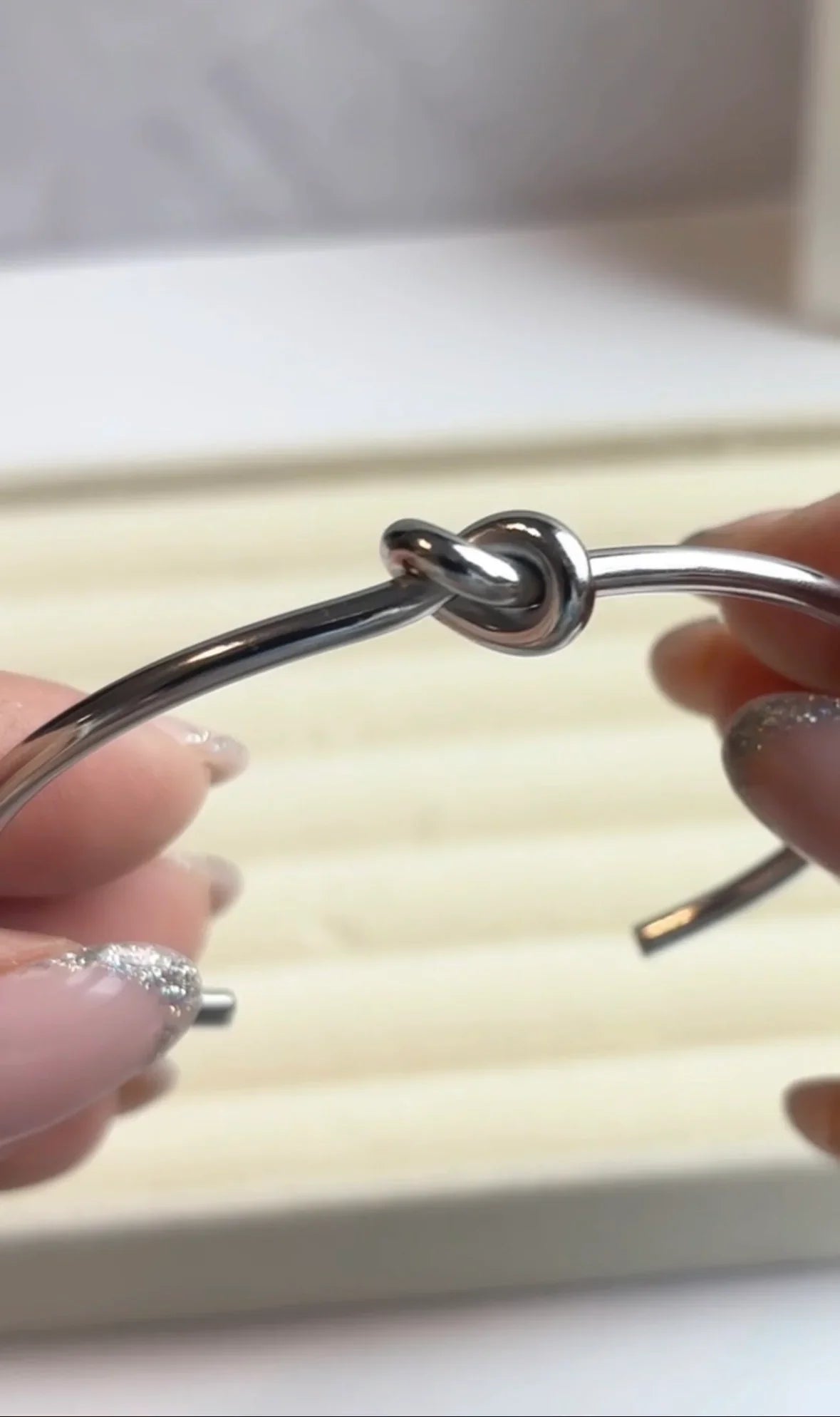 Pulsera Minimalista Nudo del Amor- Acabado Plateado Brillante