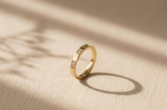 Brillo Triple: Anillo Minimalista con Detalles de Circonita