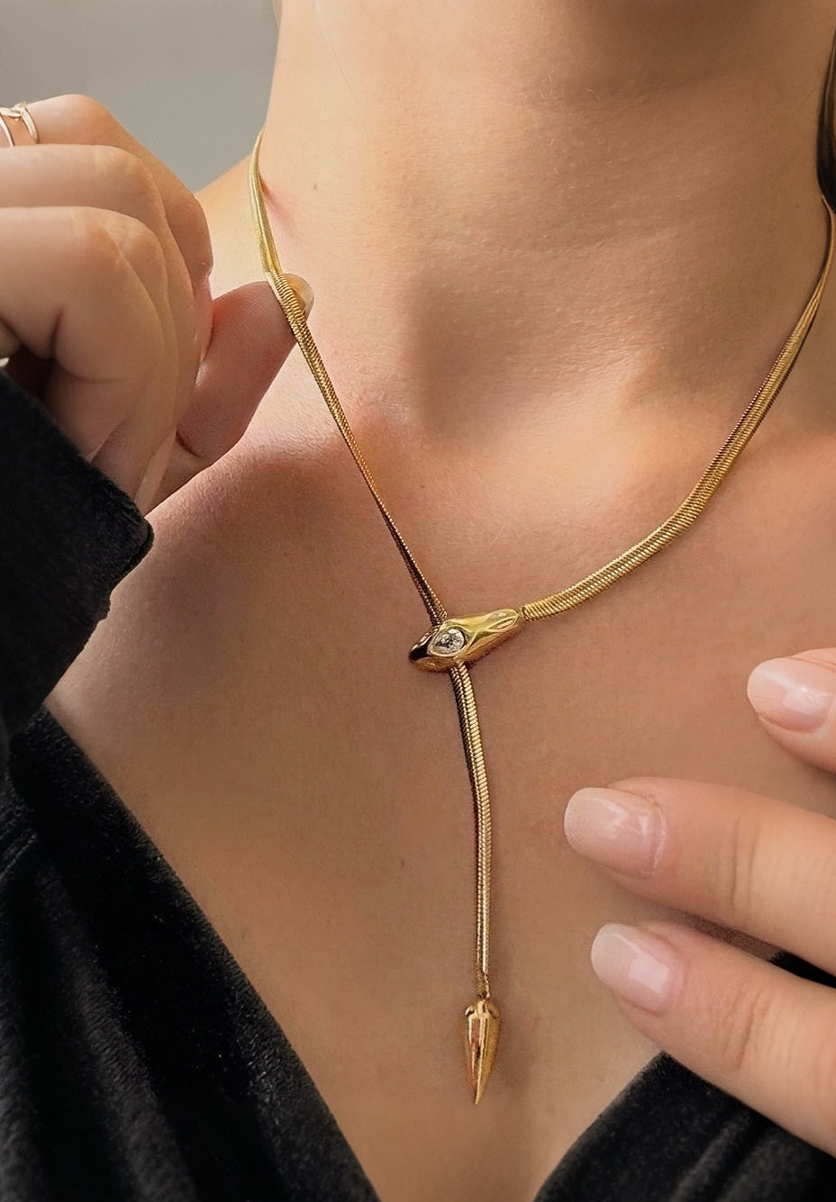 COLLAR SNAKE LARIAT EN ACERO CON BAÑO DE ORO 18 KT Y CIRCONITA