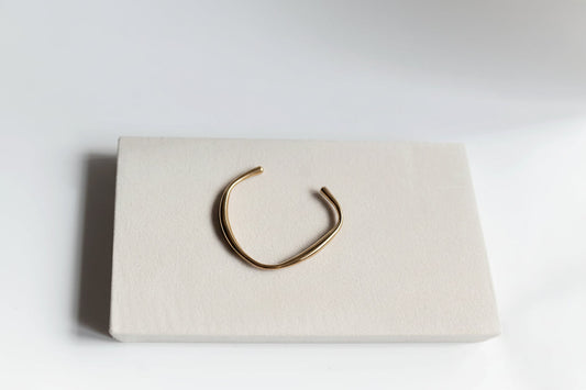 Pulsera Brazalete "Pura Línea" de Diseño Minimalista