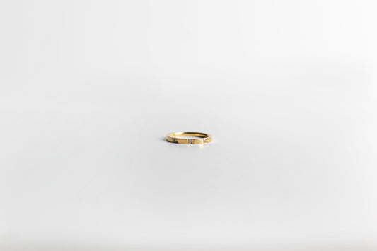 Brillo Triple: Anillo Minimalista con Detalles de Circonita