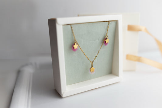 Collar Cascadas de Paniculata | Diseño Minimalista Y con Pétalos Naturales en Resina | Baño de Oro 18K