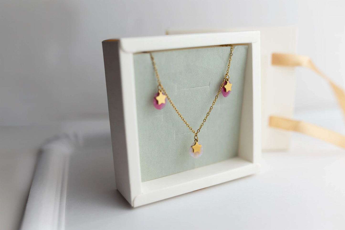 COLLAR CASCADA DE PANICULATA CON PÉTALOS NATURALES Y BAÑO DE ORO 18 KT