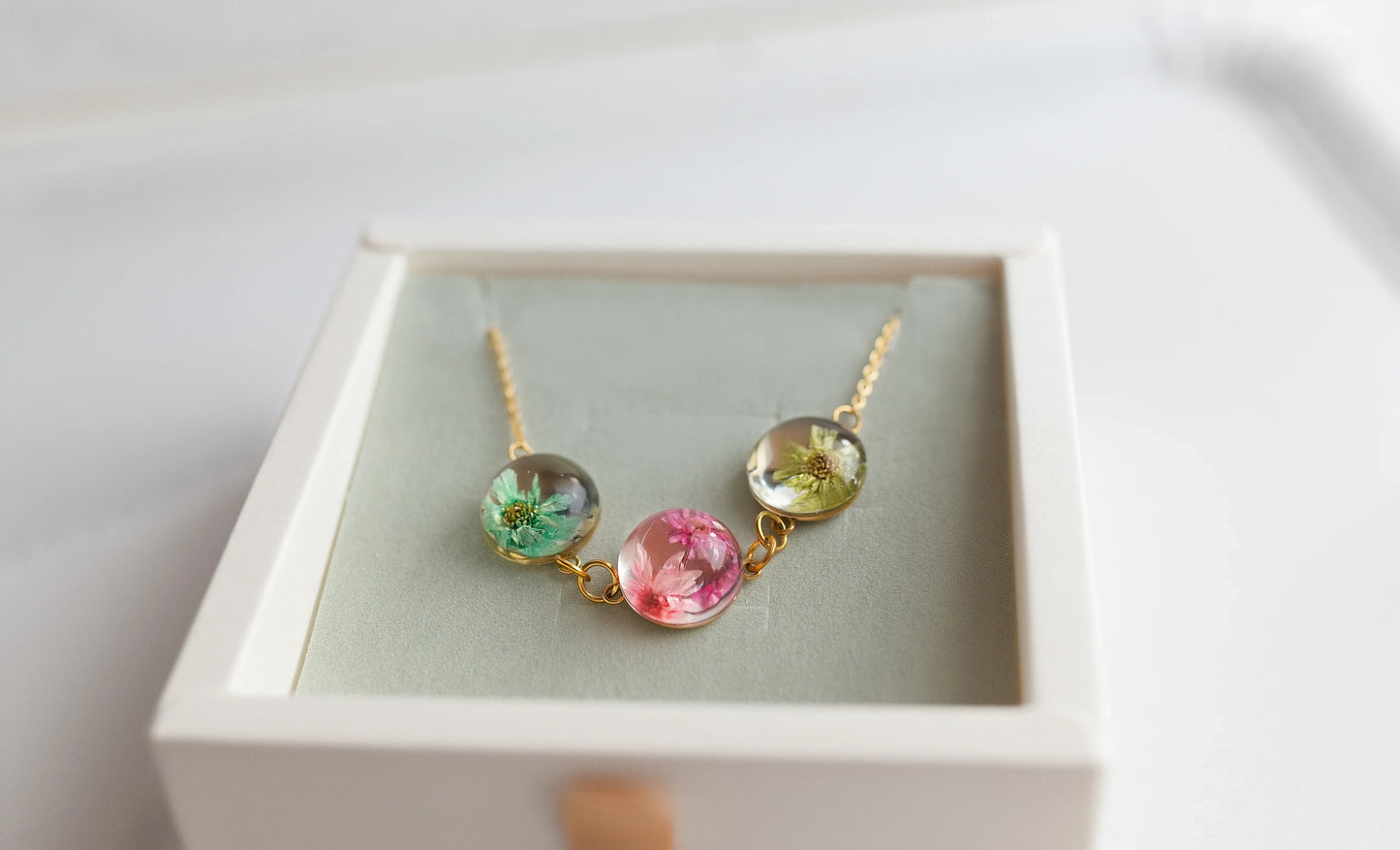 PULSERA TRICOLOR JARDÍN CON TRES ESFERAS BOTÁNICAS Y BAÑO DE ORO 18 KT