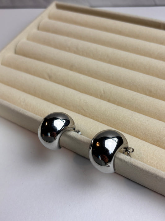 Pendientes "Media Luna" en Acero 316L: Minimalismo y Brillo Eterno