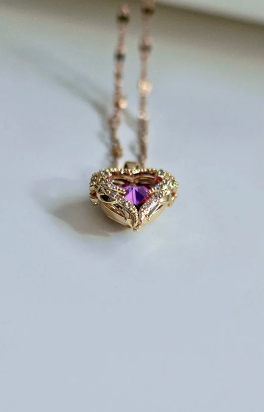 Colgante corazón dorado con cristal morado y detalles brillantes, bisutería exclusiva MYKOANI