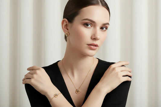 Mujer luciendo bisutería fina MYKOANI: collar, aretes y pulsera dorados de diseño exclusivo.