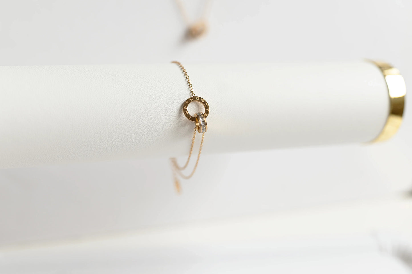 Pulsera de alta bisutería dorada con dije circular, diseño exclusivo MYKOANI sobre fondo blanco.