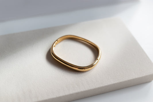Joyas Esculturales: Brazalete Minimalista Bañada en Oro 18k