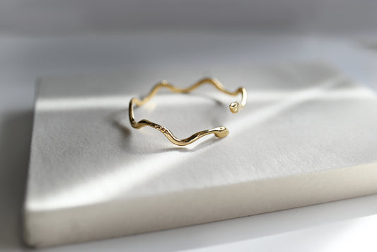 Pulsera Brazalete Serpiente Ondulada - Símbolo de Renovación