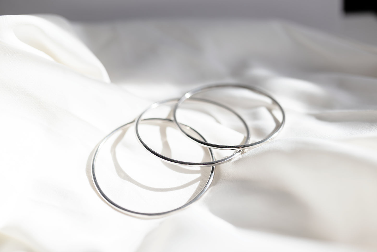 Aros Bangle Clásicos para Combinar - Tono Plateado