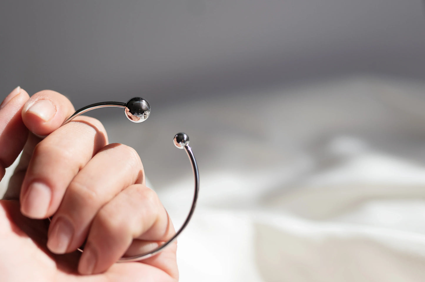 Brazalete Minimalista con Terminales de Bola (Acero Quirúrgico)