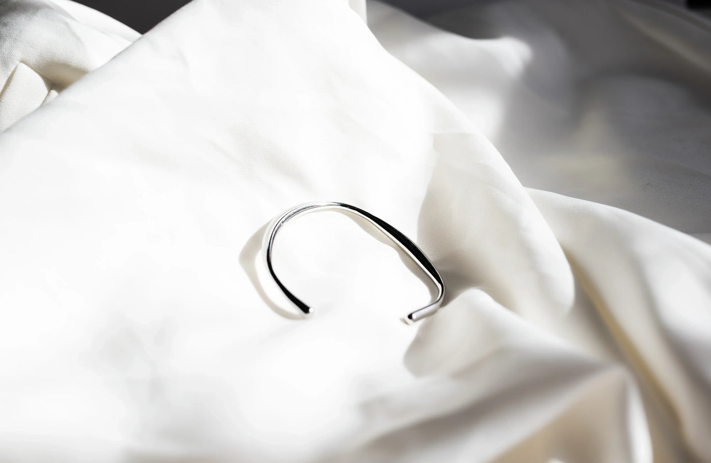 Joyas Esculturales: Brazalete Fino de Forma Libre (Acero 316L)