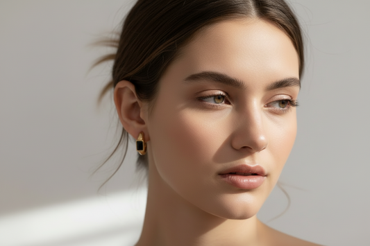 Pendientes Mini Aro Ancho con Cristal Negro Corte Baguette | Acero 316L Bañado en Oro 18K