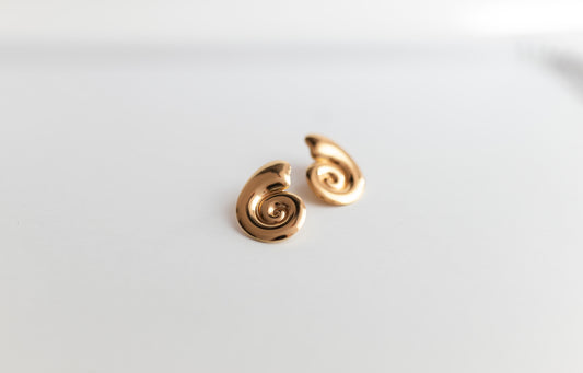 Pendientes Botón Espiral 'Caracola' Pulida | Joyería Orgánica de Acero 316L Bañado en Oro 18K