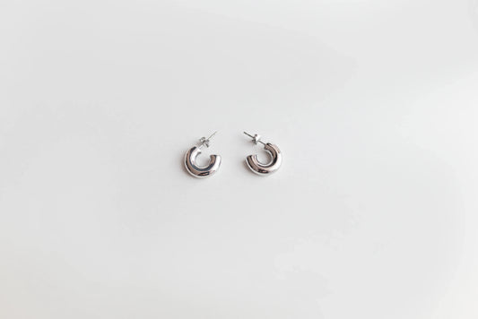 Pendientes pequeños de aro plateados, diseño exclusivo de alta bisutería MYKOANI