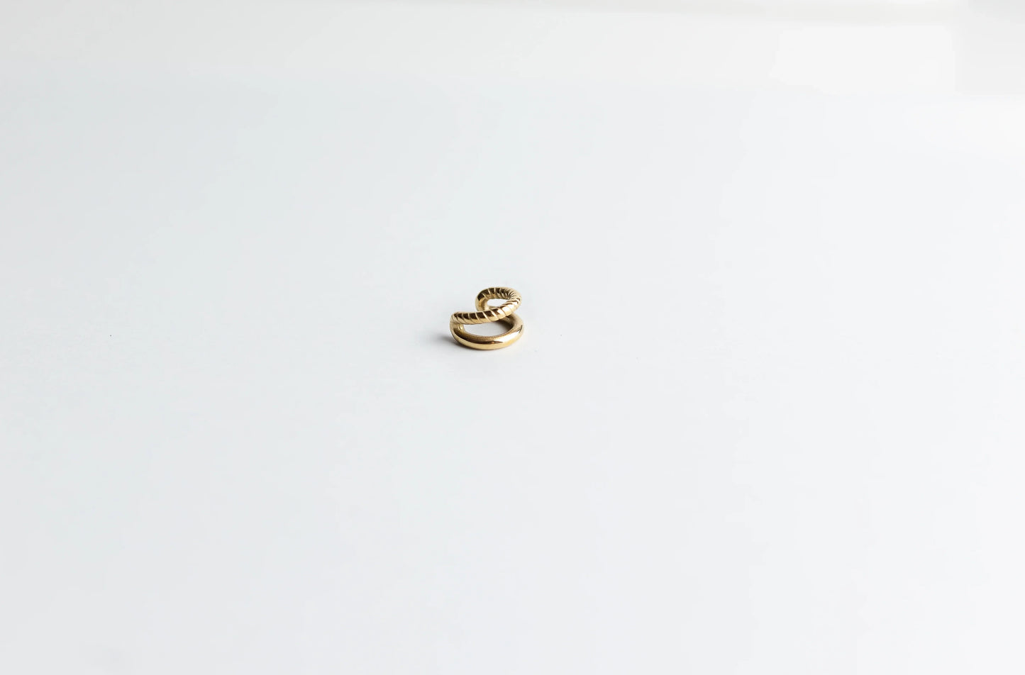 Anillo dorado de diseño exclusivo sobre fondo blanco, bisutería fina MYKOANI.