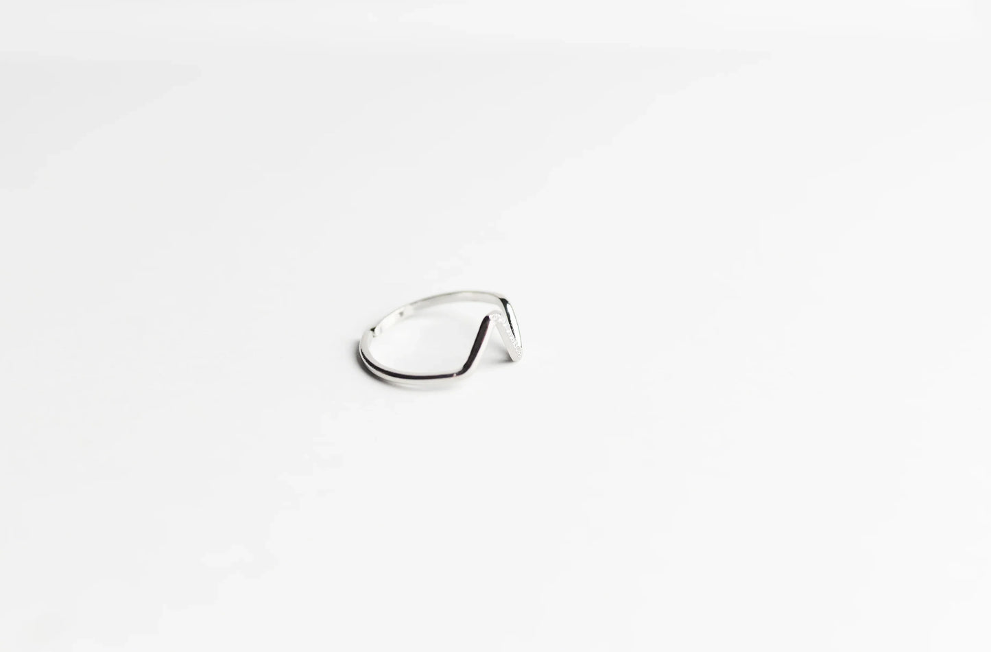 Anillo Onda Acabado Plata - Elegancia en Movimiento