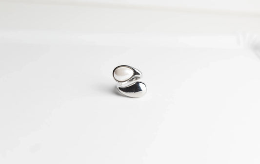 SORTIJA WRAP EN ACERO 316L CON PERLA Y DISEÑO ORGÁNICO COLOR PLATA