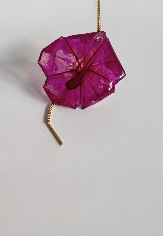 COLLAR LARIAT EN ACERO QUIRÚRGICO CON FLOR NATURAL PRESERVADA VIOLETA