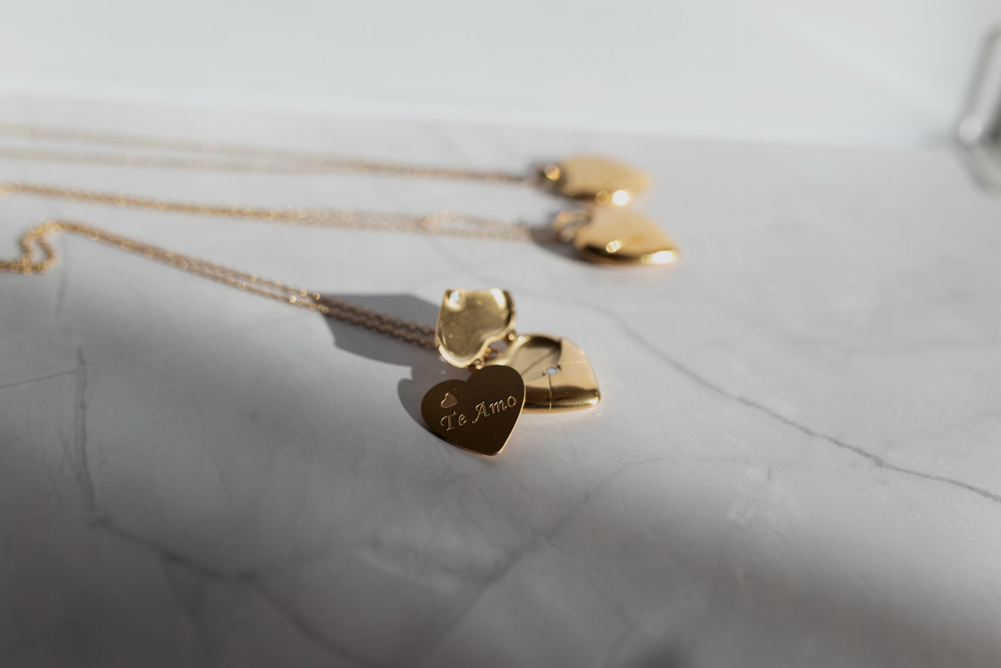 RELICARIO CORAZÓN CON BAÑO DE ORO 18 KT Y MENSAJE OCULTO