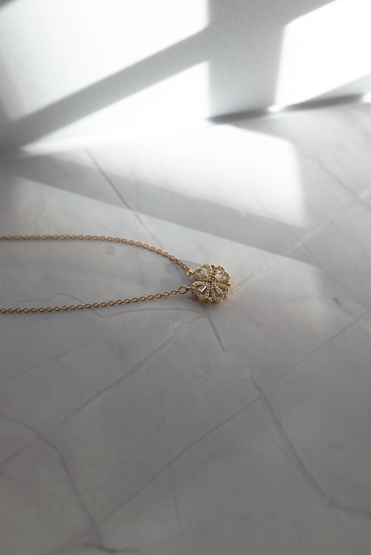 COLLAR DE TRÉBOL CONVERTIBLE 2 EN 1 EN ACERO Y CRISTALES