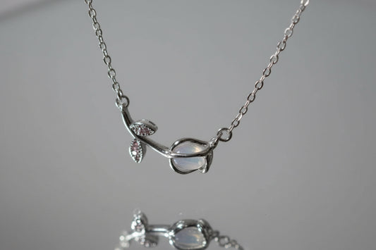 COLLAR TULIPÁN ETERNO PLATEADO