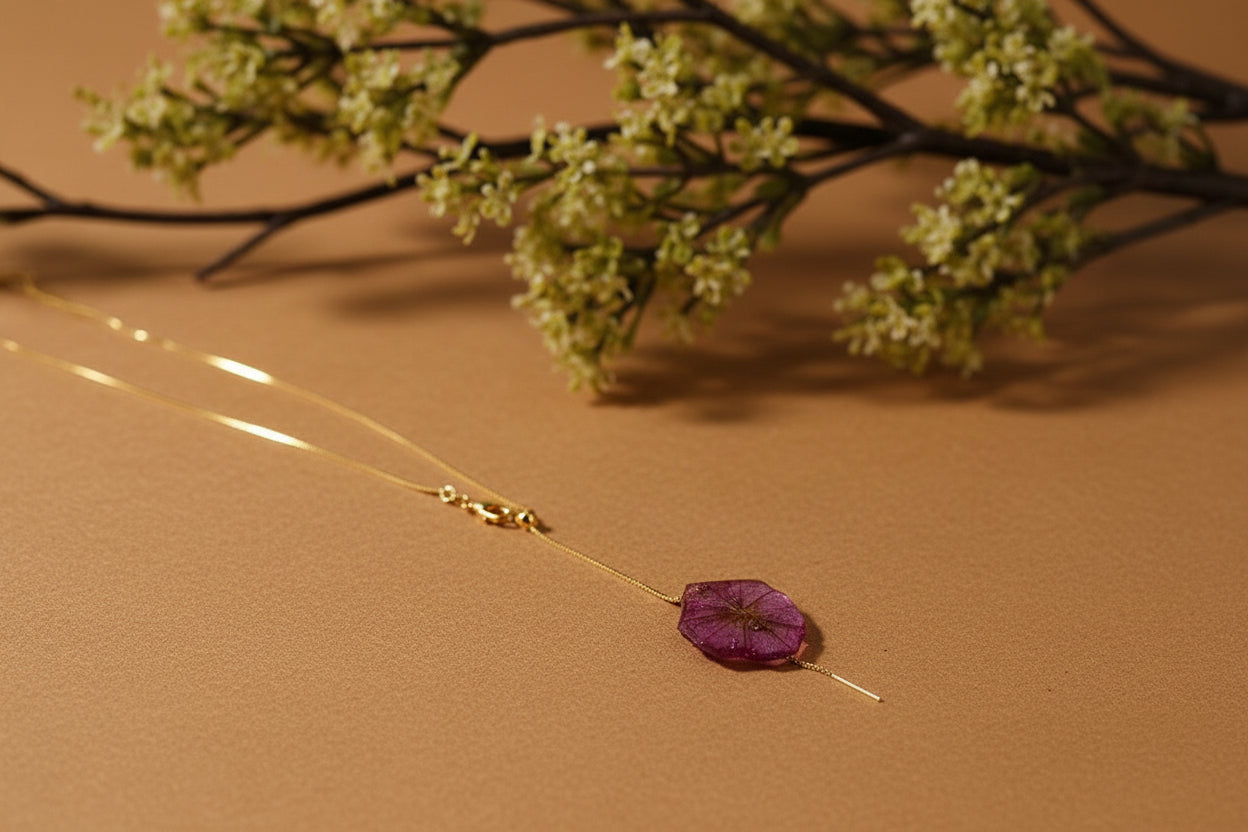 COLLAR LARIAT EN ACERO QUIRÚRGICO CON FLOR NATURAL PRESERVADA VIOLETA