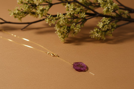 COLLAR LARIAT EN ACERO QUIRÚRGICO CON FLOR NATURAL PRESERVADA VIOLETA