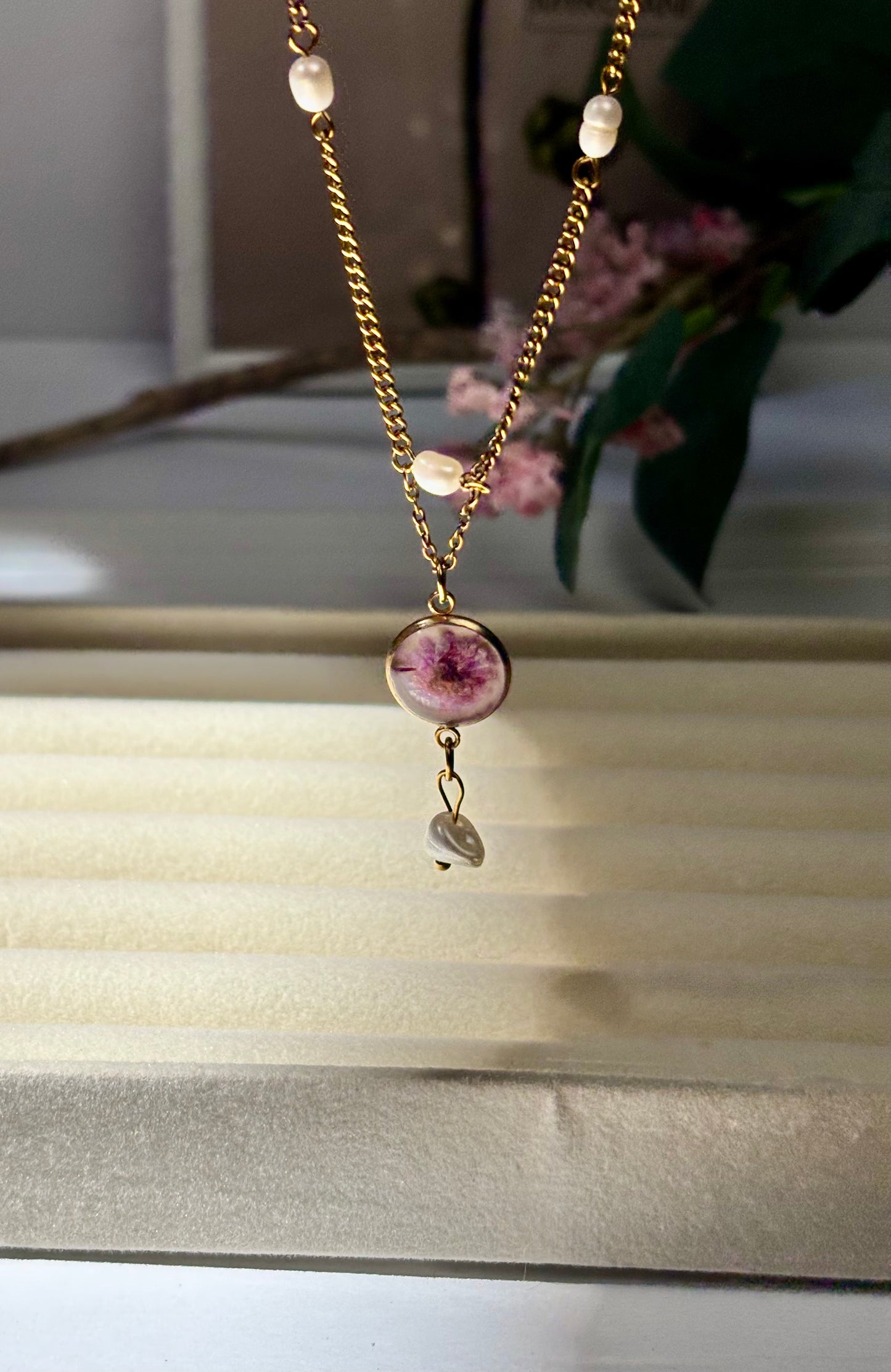 COLLAR DE ACERO INOXIDABLE CON FLOR NATURAL PANICULATA Y PERLAS