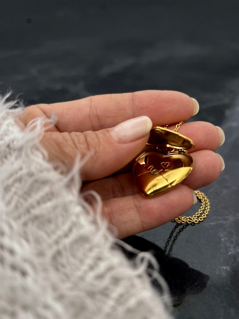 RELICARIO CORAZÓN CON BAÑO DE ORO 18 KT Y MENSAJE OCULTO