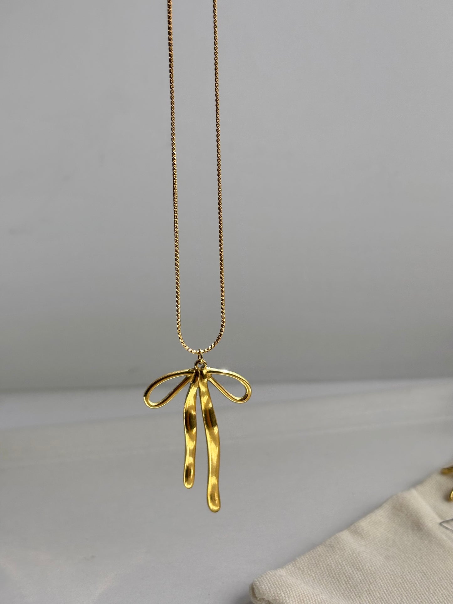 COLLAR LAZO - VELVET BOW CON BAÑO DE ORO 18 KT SOBRE ACERO 316L