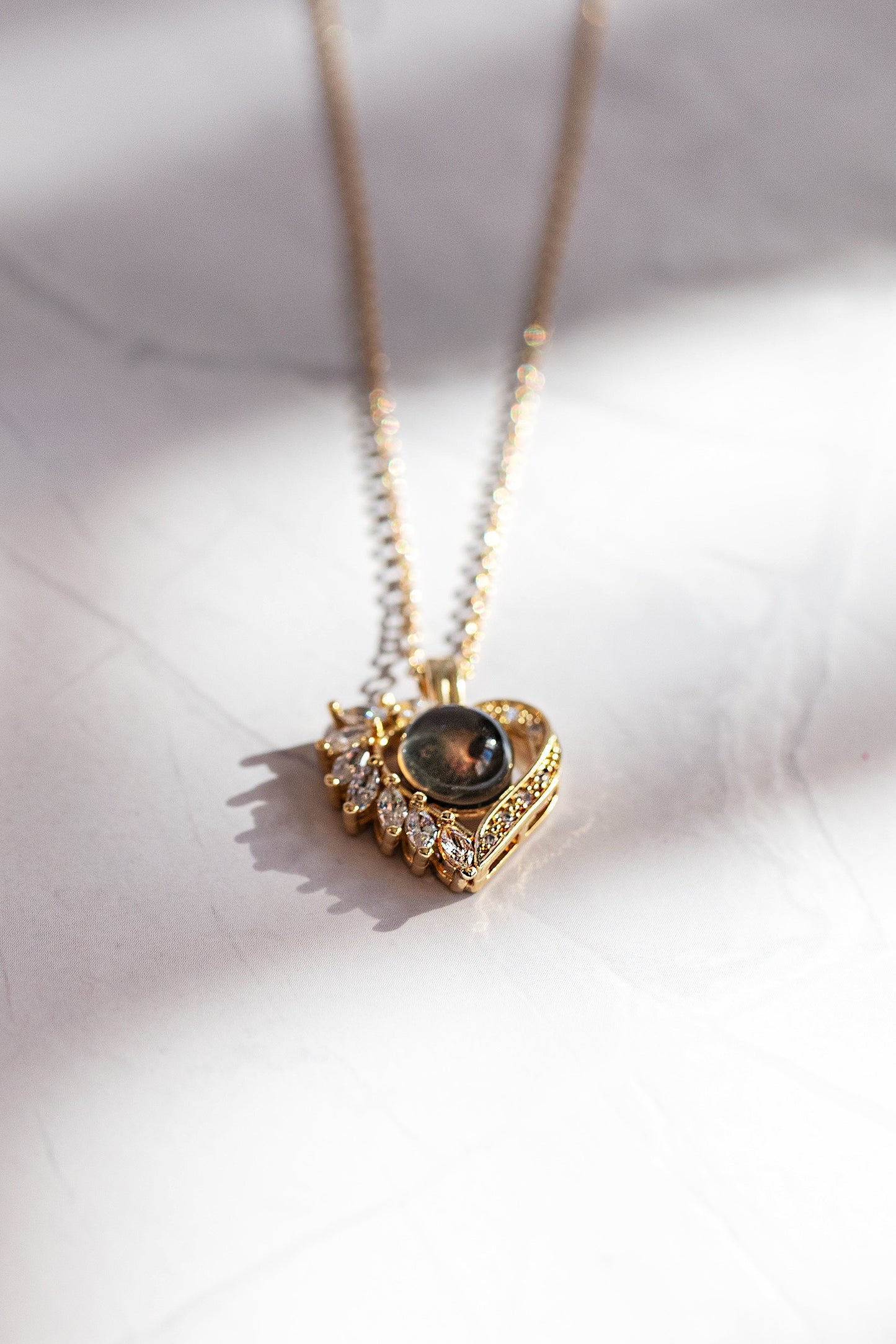 COLLAR CORAZÓN MAGIC LOVE EN ACERO 316L CON CIRCONITAS Y GEMA TERMOSENSIBLE