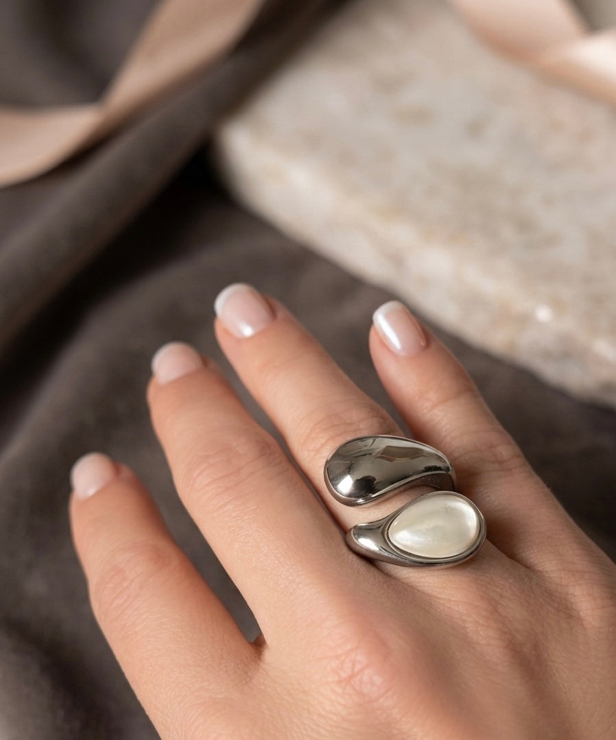 SORTIJA WRAP EN ACERO 316L CON PERLA Y DISEÑO ORGÁNICO COLOR ORO