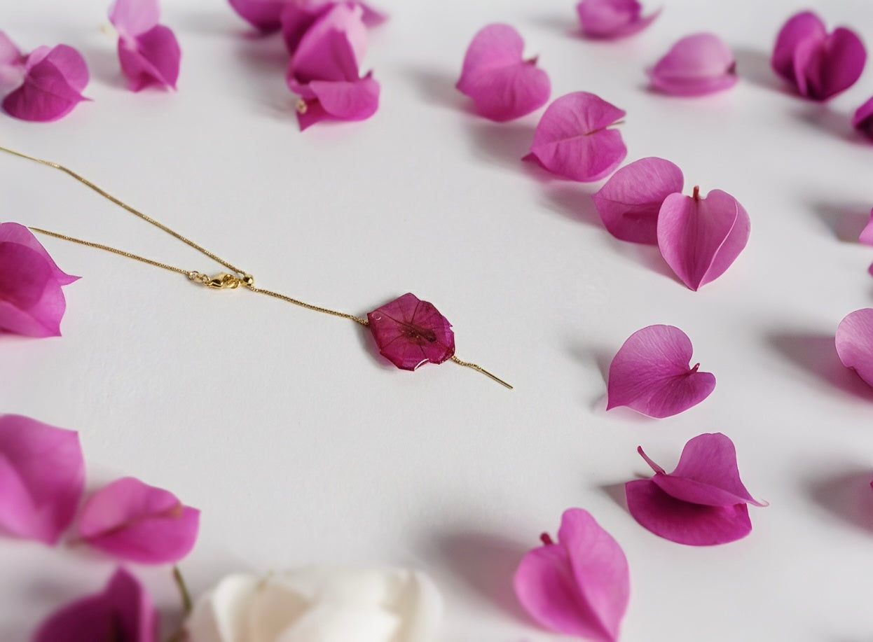 COLLAR LARIAT EN ACERO QUIRÚRGICO CON FLOR NATURAL PRESERVADA VIOLETA