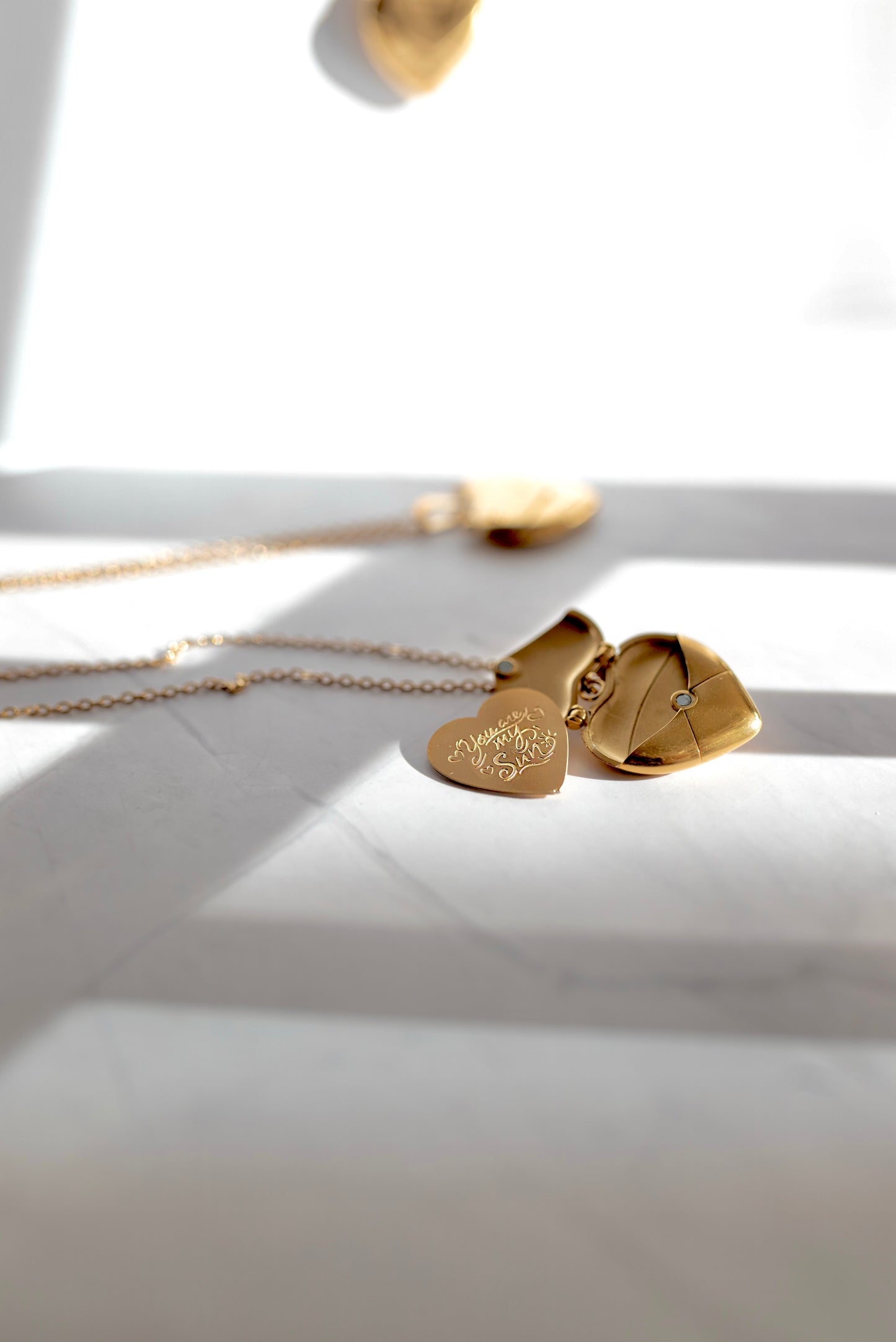 RELICARIO CORAZÓN CON BAÑO DE ORO 18 KT Y MENSAJE OCULTO