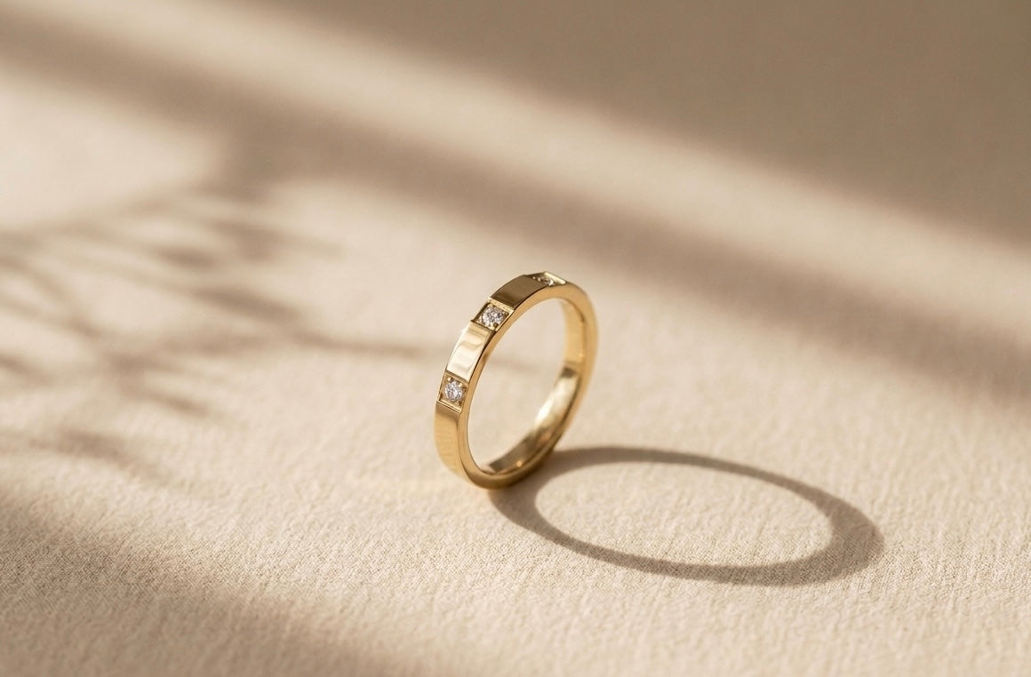 Brillo Triple: Anillo Minimalista con Detalles de Circonita