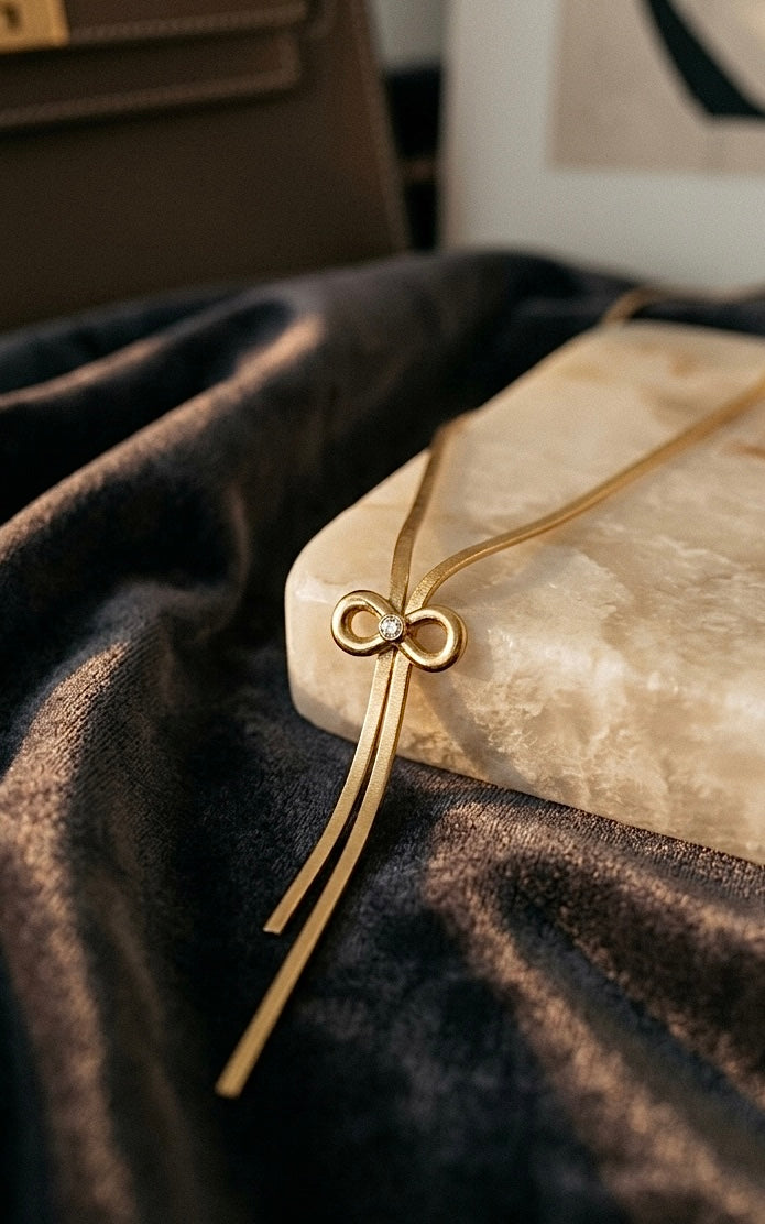 COLLAR LAZO INFINITO CON BAÑO DE ORO SOBRE ACERO INOXIDABLE 316L