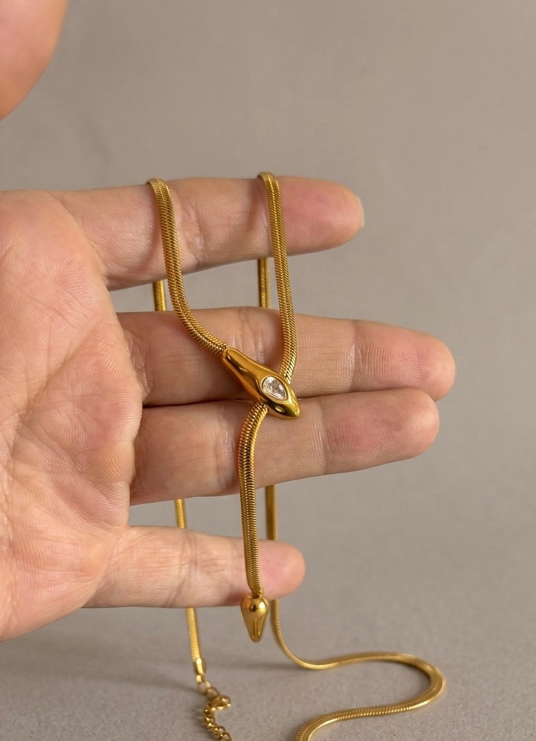 COLLAR SNAKE LARIAT EN ACERO CON BAÑO DE ORO 18 KT Y CIRCONITA
