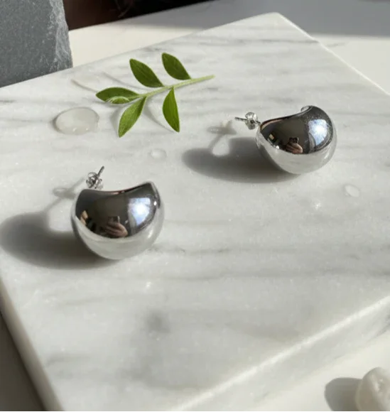 PENDIENTES MEDIA LUNA EN ACERO INOXIDABLE 316L CON ACABADO BRILLANTE - COLOR PLATA