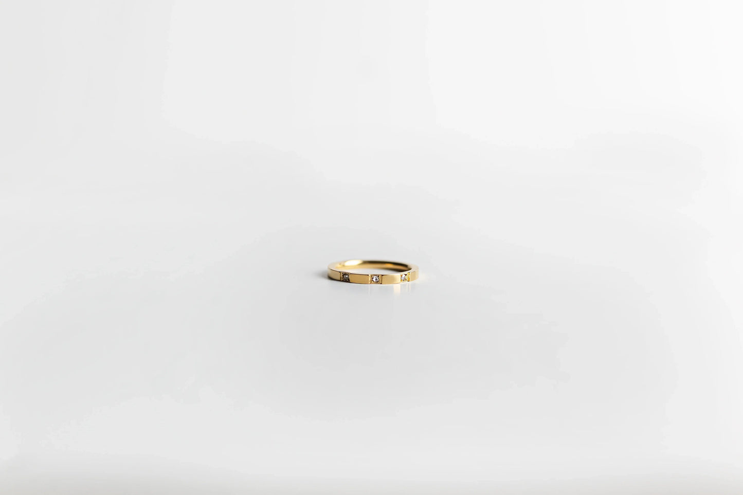 Brillo Triple: Anillo Minimalista con Detalles de Circonita