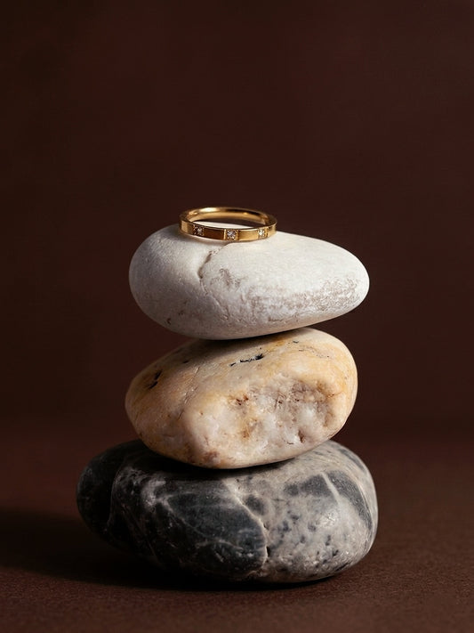 Brillo Triple: Anillo Minimalista con Detalles de Circonita