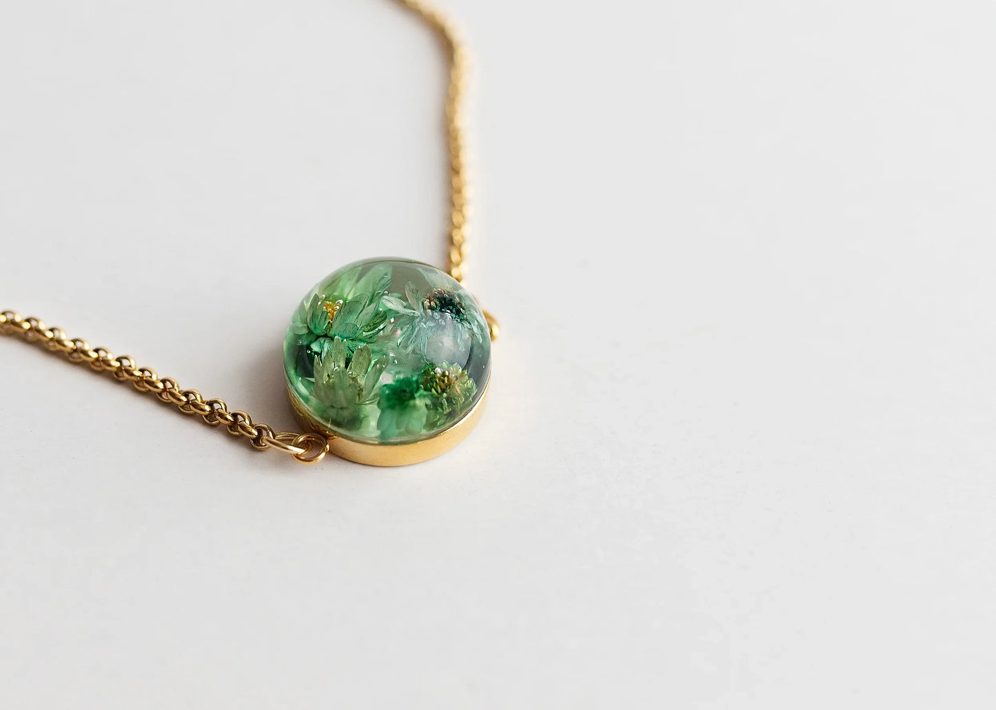 PULSERA JARDÍN ESMERALDA EN RESINA CON BAÑO DE ORO Y ACERO INOXIDABLE