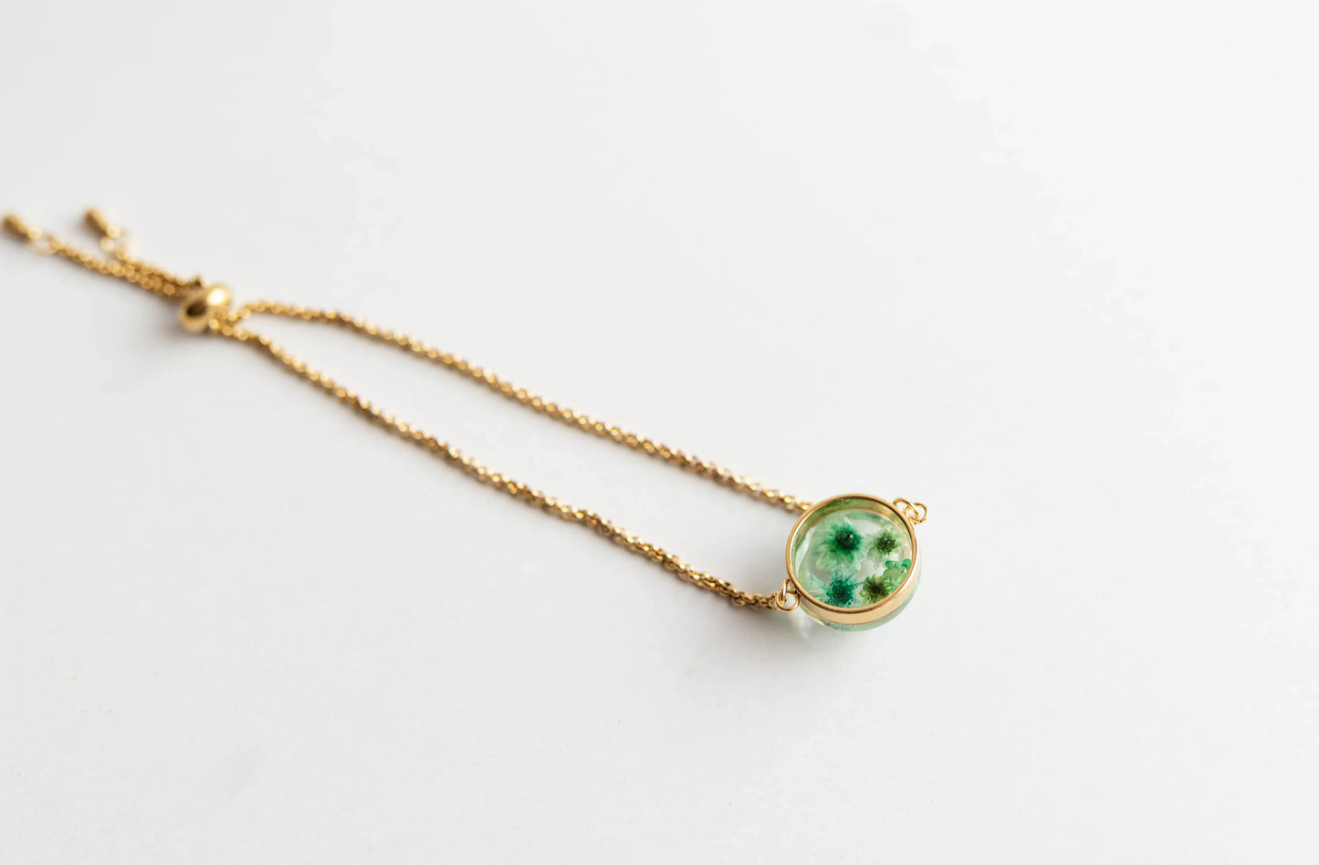 PULSERA JARDÍN ESMERALDA EN RESINA CON BAÑO DE ORO Y ACERO INOXIDABLE