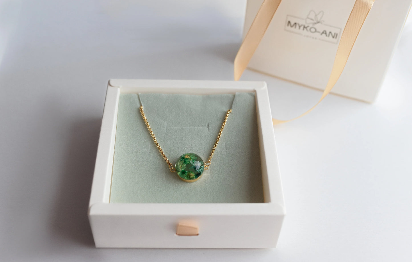 PULSERA JARDÍN ESMERALDA EN RESINA CON BAÑO DE ORO Y ACERO INOXIDABLE