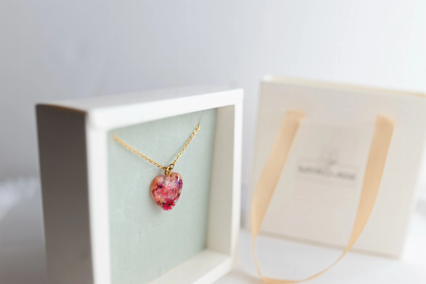 COLLAR CORAZÓN AMOR FLORAL EN RESINA CON BAÑO DE ORO 18 KT