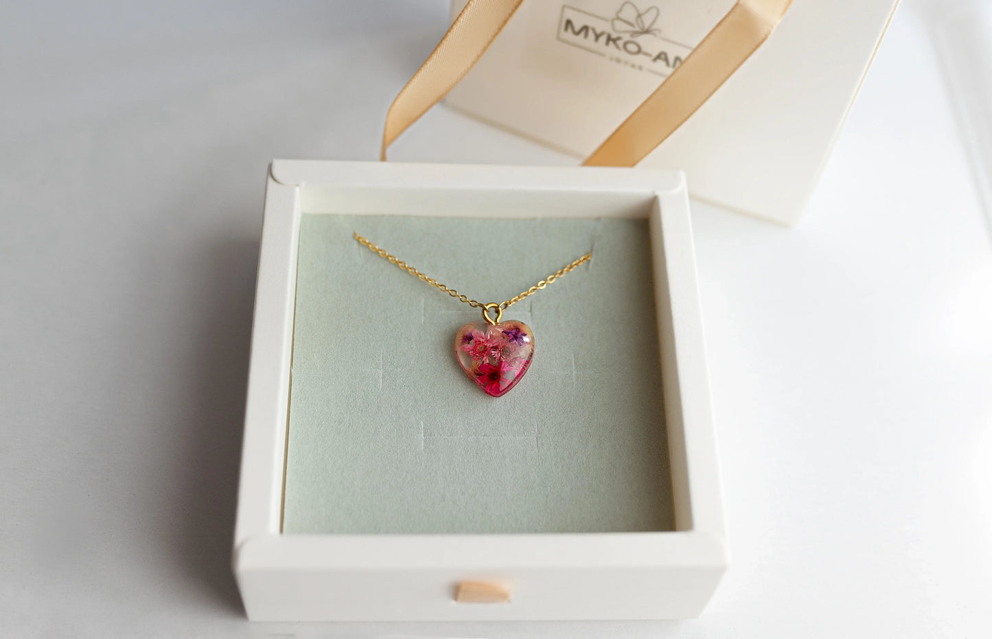 COLLAR CORAZÓN AMOR FLORAL EN RESINA CON BAÑO DE ORO 18 KT