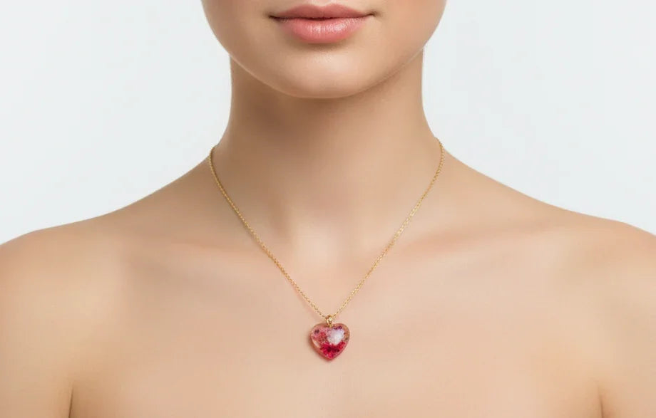COLLAR CORAZÓN AMOR FLORAL EN RESINA CON BAÑO DE ORO 18 KT