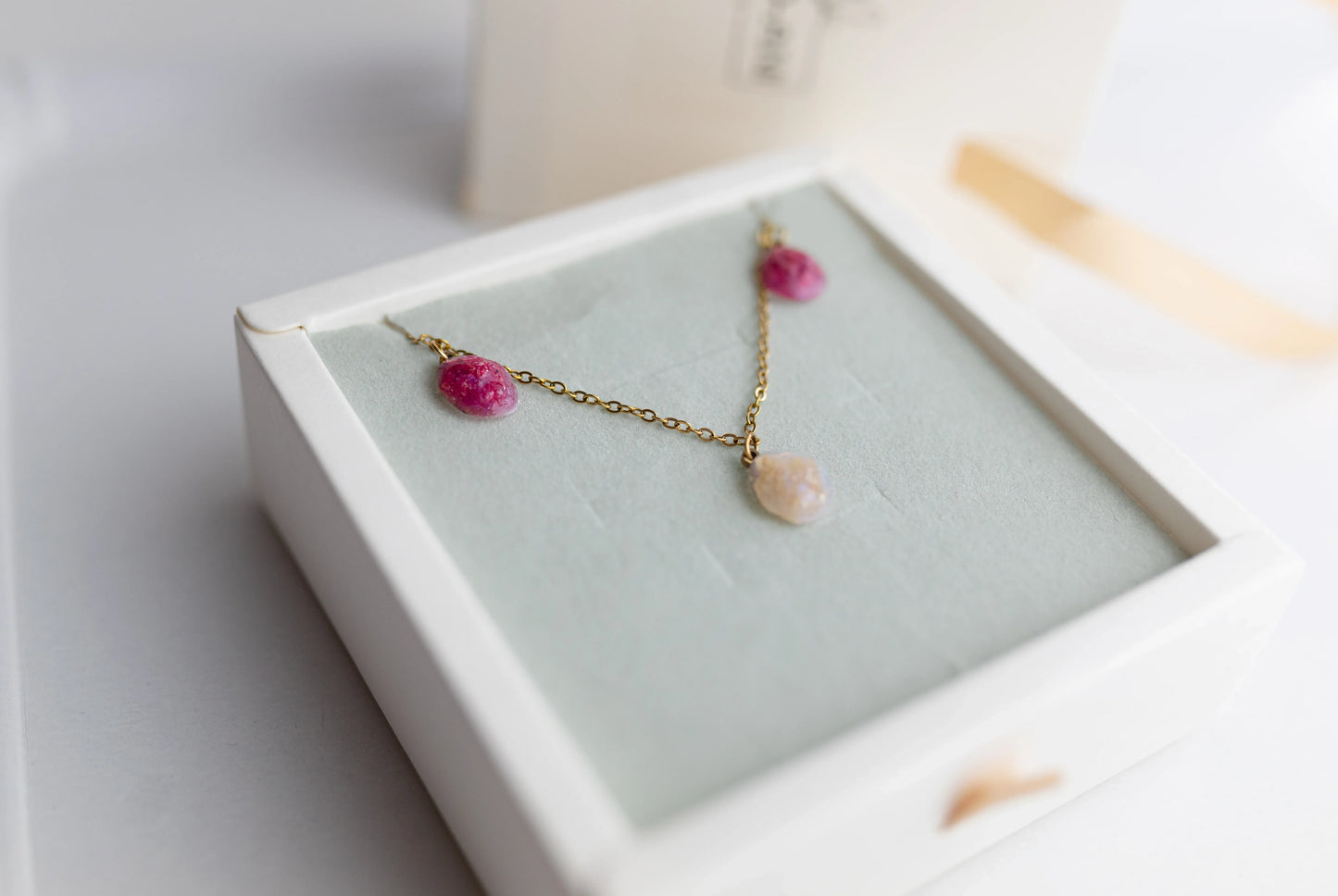 COLLAR CASCADA DE PANICULATA CON PÉTALOS NATURALES Y BAÑO DE ORO 18 KT